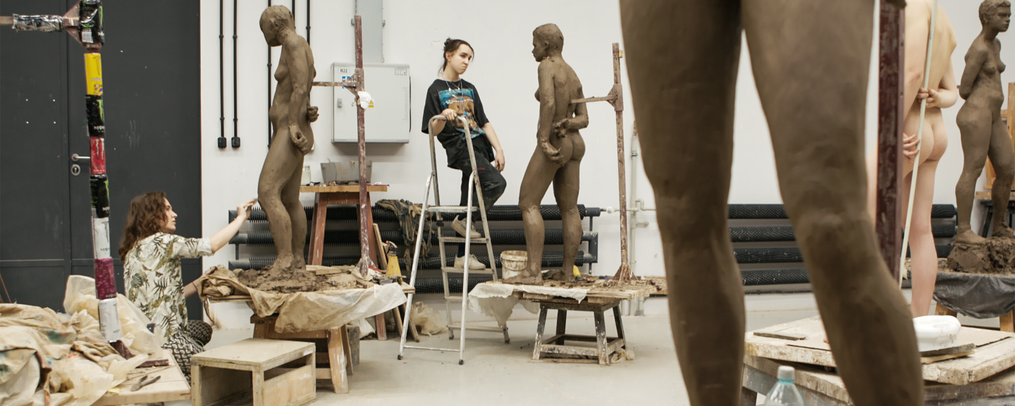 Studenci w trakcie rzeźbienia sylwetek w pracowni rzeźbienia